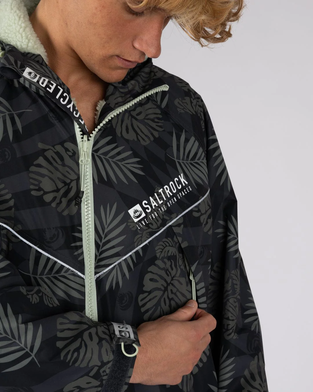 Warp Surf Changing Robe - Dark Grey - Image 6